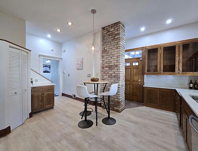 2745 N Summit AVENUE, Milwaukee, WI 53211