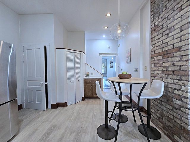 2745 N Summit AVENUE, Milwaukee, WI 53211