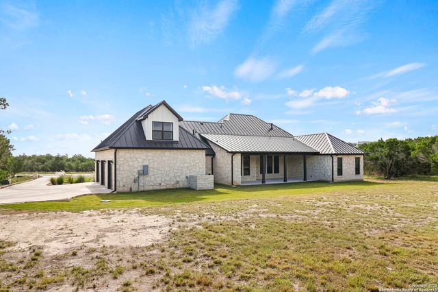 1687 Noble Trl, Canyon Lake, TX 78133