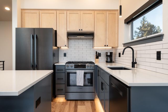 919 NW Roanoke Avenue, Bend, OR 97703