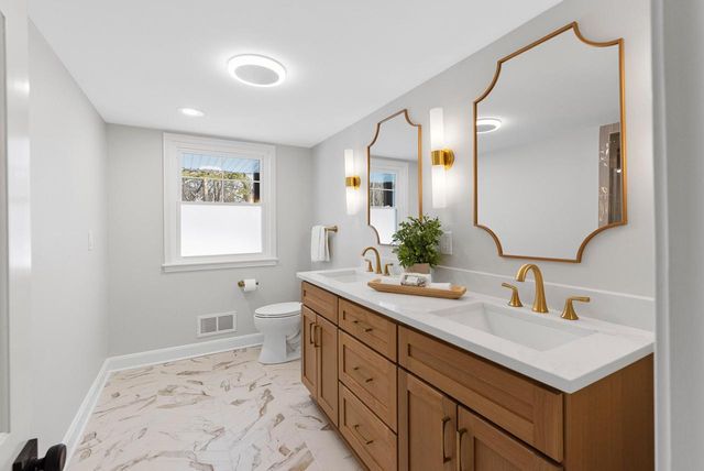 10525 N Fairway LANE, Mequon, WI 53092