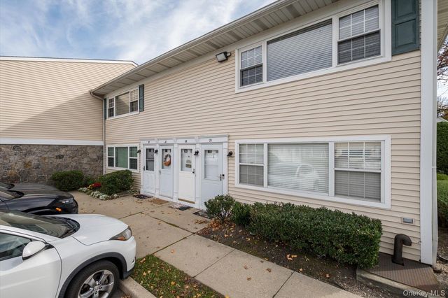 1 Atlantic Avenue 28, Farmingdale, NY 11735