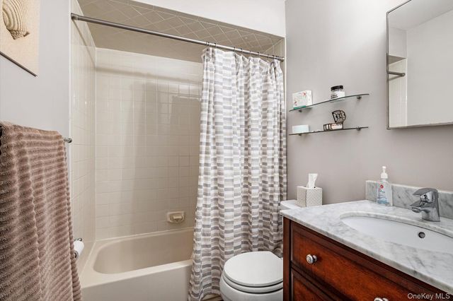 1 Atlantic Avenue 28, Farmingdale, NY 11735