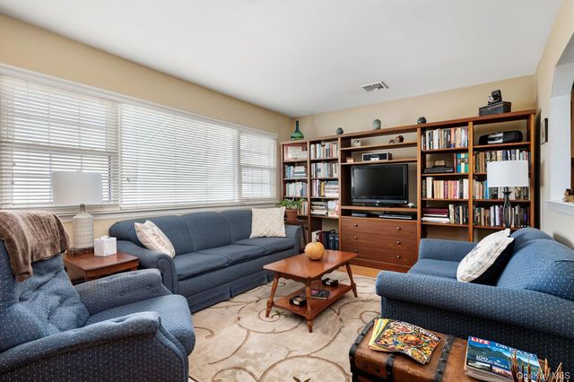 1 Atlantic Avenue 28, Farmingdale, NY 11735