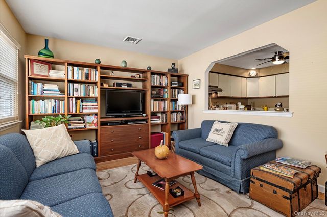 1 Atlantic Avenue 28, Farmingdale, NY 11735