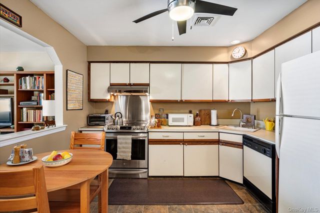 1 Atlantic Avenue 28, Farmingdale, NY 11735