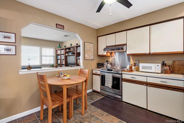 1 Atlantic Avenue 28, Farmingdale, NY 11735