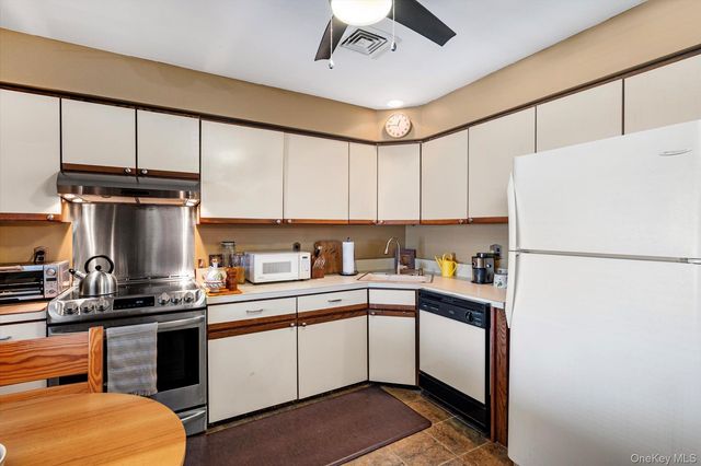 1 Atlantic Avenue 28, Farmingdale, NY 11735