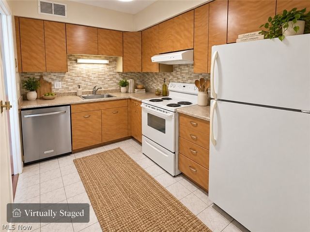 12520 Edgewater Drive 309, Lakewood, OH 44107