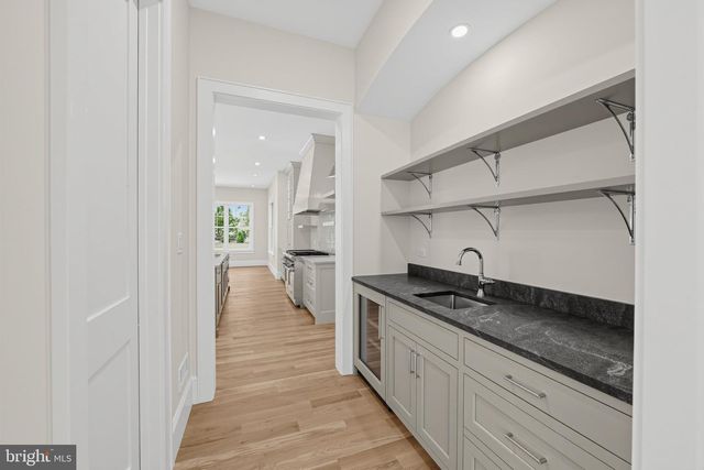 2074 FOX CREEK RD, Berwyn, PA 19312
