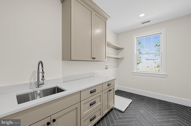 2074 FOX CREEK RD, Berwyn, PA 19312