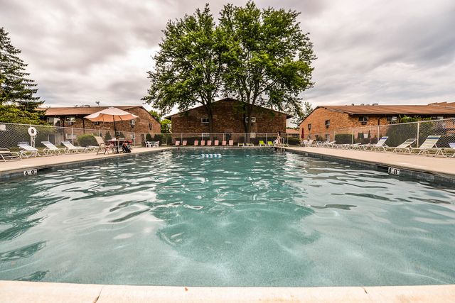 814 E Old Willow Road 109, Prospect Heights, IL 60070