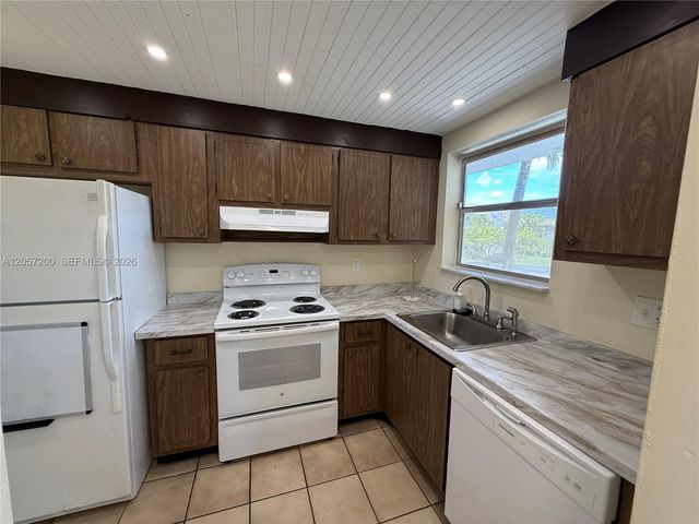 8305 Sunrise Lakes Boulevard 201, Sunrise, FL 33322