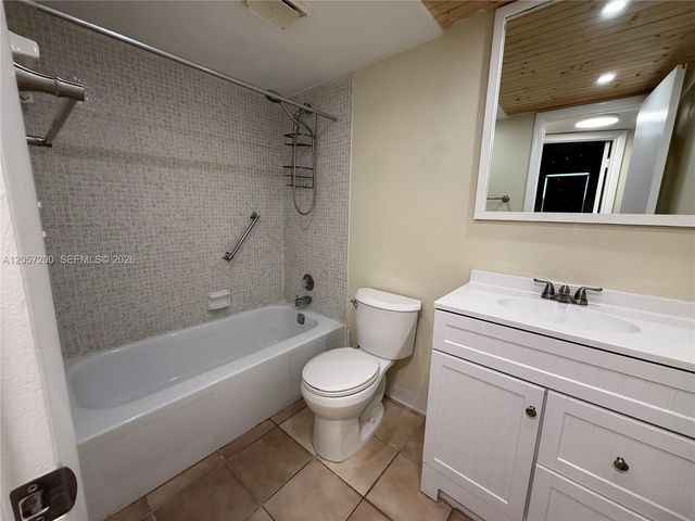 8305 Sunrise Lakes Boulevard 201, Sunrise, FL 33322