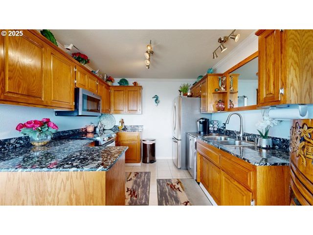 1303 MOORE St 102, Brookings, OR 97415