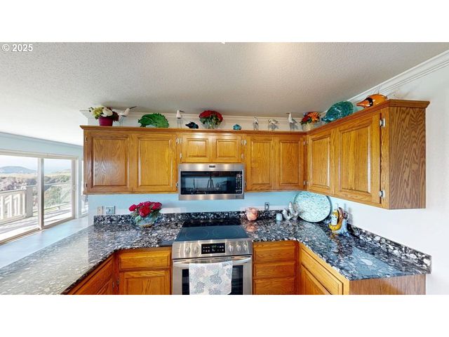 1303 MOORE St 102, Brookings, OR 97415