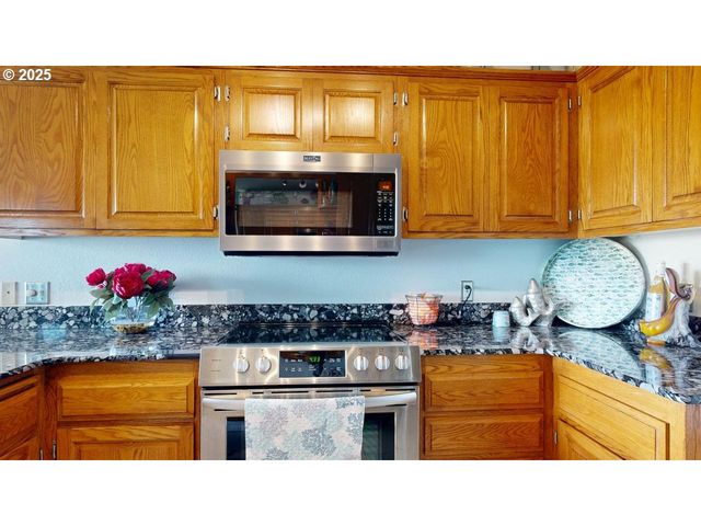 1303 MOORE St 102, Brookings, OR 97415