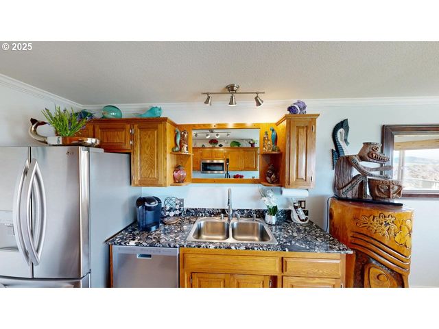 1303 MOORE St 102, Brookings, OR 97415