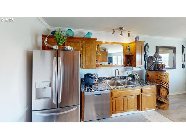 1303 MOORE St 102, Brookings, OR 97415
