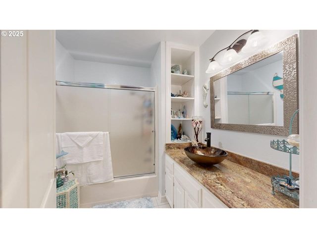 1303 MOORE St 102, Brookings, OR 97415