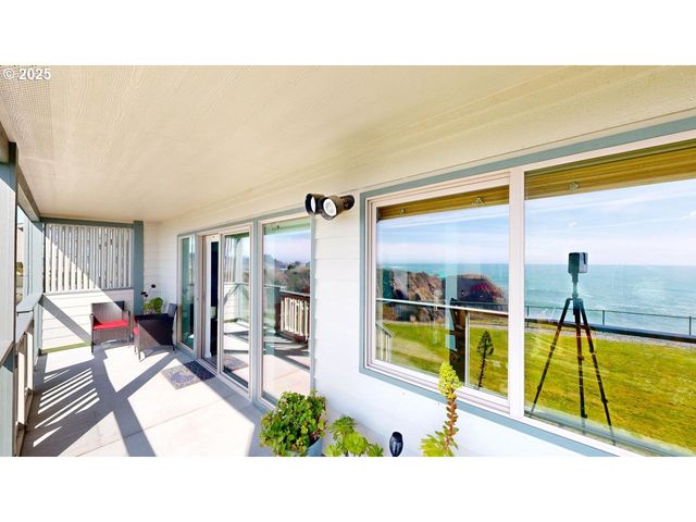 1303 MOORE St 102, Brookings, OR 97415