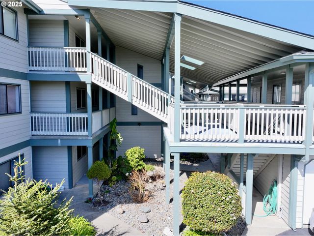 1303 MOORE St 102, Brookings, OR 97415