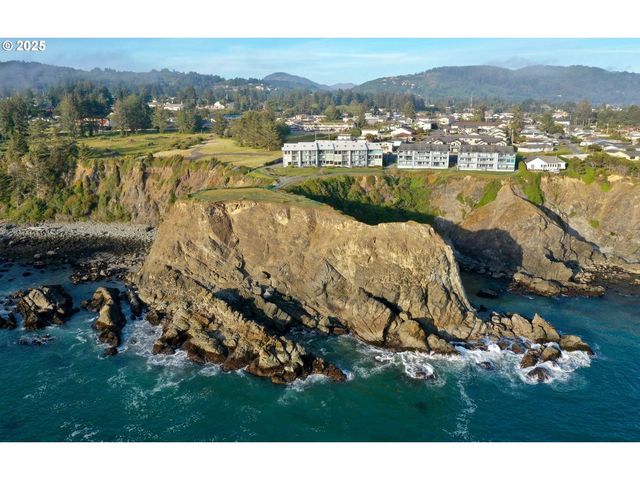 1303 MOORE St 102, Brookings, OR 97415