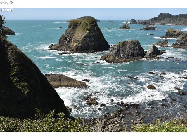 1303 MOORE St 102, Brookings, OR 97415