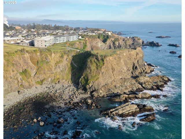 1303 MOORE St 102, Brookings, OR 97415
