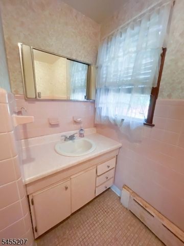 3 Linden Ave, Stanhope Boro, NJ 07874