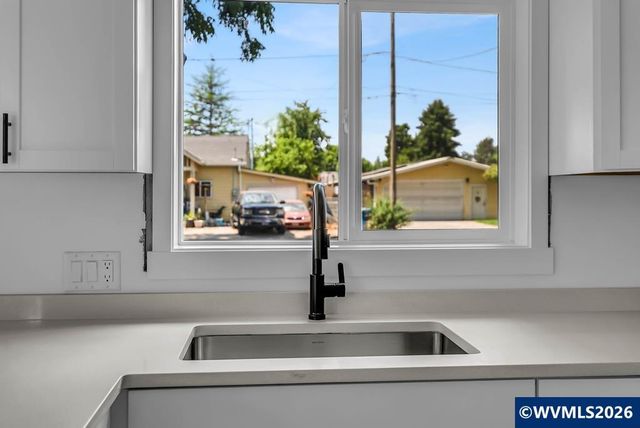 656 Hall St, Woodburn, OR 97071