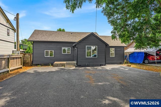 656 Hall St, Woodburn, OR 97071