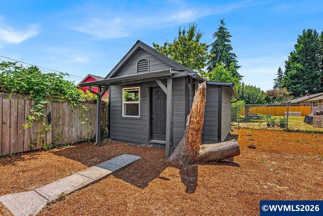 656 Hall St, Woodburn, OR 97071