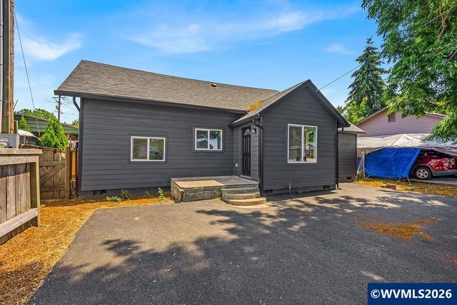 656 Hall St, Woodburn, OR 97071