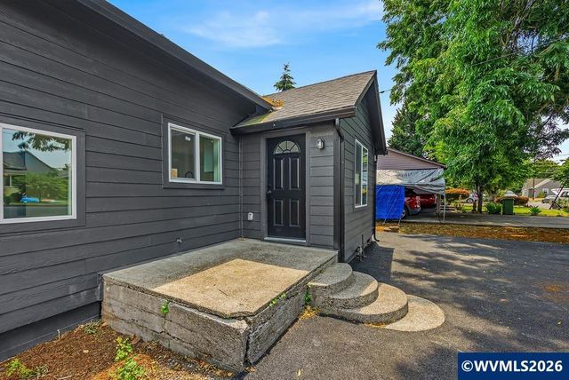 656 Hall St, Woodburn, OR 97071