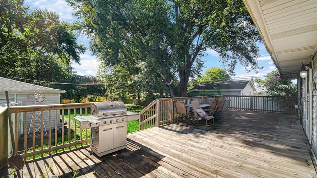 92 N County Line Road, Hobart, IN 46342
