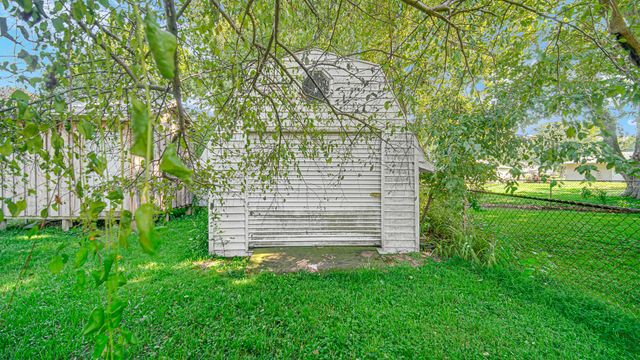 92 N County Line Road, Hobart, IN 46342
