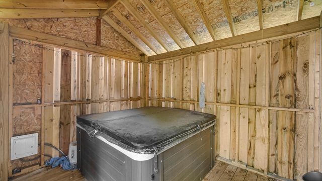 92 N County Line Road, Hobart, IN 46342
