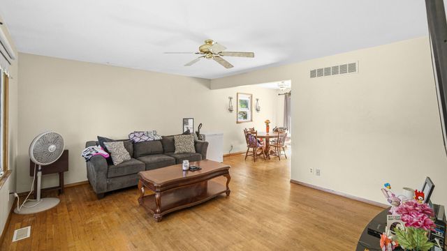 92 N County Line Road, Hobart, IN 46342