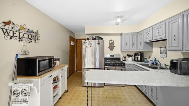 92 N County Line Road, Hobart, IN 46342
