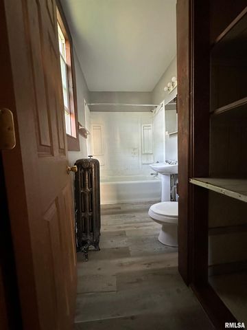 637 E 15TH Street, Davenport, IA 52803