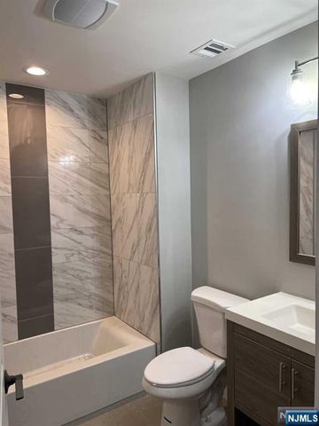 338 Lincoln Avenue B, Elmwood Park, NJ 07407