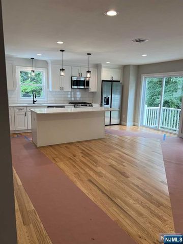 338 Lincoln Avenue B, Elmwood Park, NJ 07407