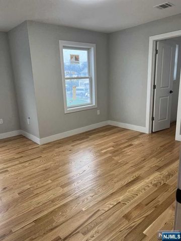 338 Lincoln Avenue B, Elmwood Park, NJ 07407