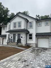 338 Lincoln Avenue B, Elmwood Park, NJ 07407