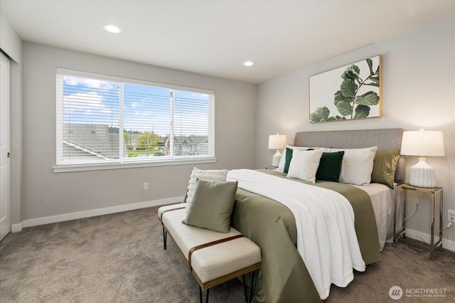 205 SW 4th Lane, Oak Harbor, WA 98277