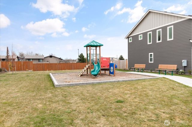 205 SW 4th Lane, Oak Harbor, WA 98277