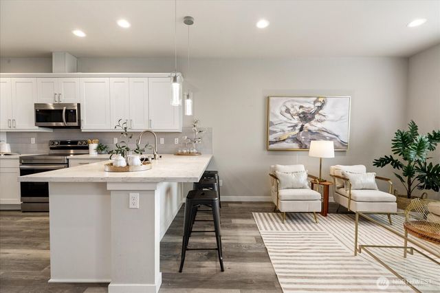 205 SW 4th Lane, Oak Harbor, WA 98277