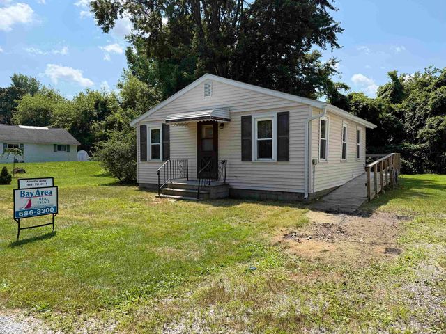 1052 Pine Road, Bay City, MI 48706