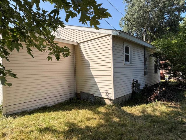 1052 Pine Road, Bay City, MI 48706
